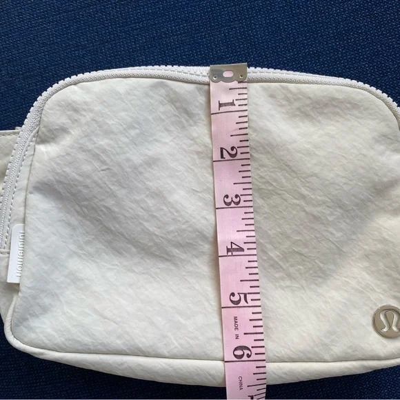 Lululemon Athletica Everywhere Belt Bag Large Cream Crossbody Bag - Picture 9 of 10